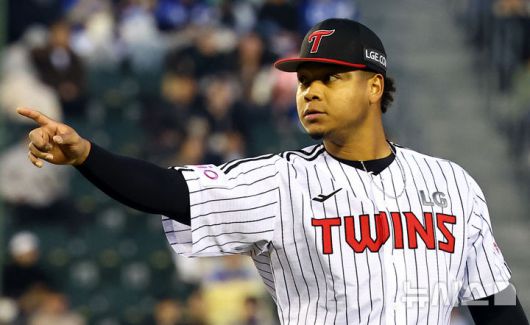 [서울=뉴시스] 박주성 기자 = 15일 오후 서울 송파구 잠실야구장에서 열린 프로야구 2025 KBO리그 삼성 라이온즈 대 LG 트윈스의 경기, LG 선발 에르난데스가 3회초 까지 무실점으로 막고 있다. 2025.04.15. park7691@newsis.com