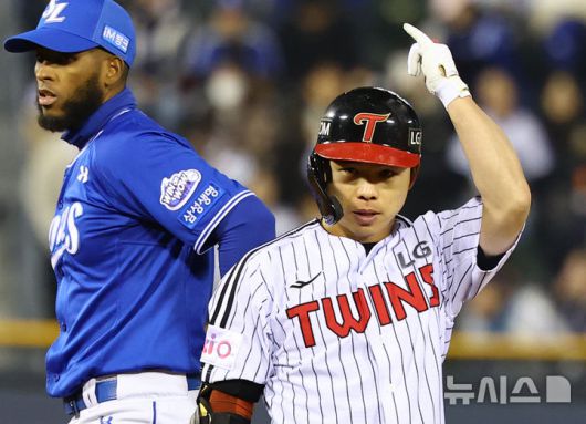 [서울=뉴시스] 박주성 기자 = 지난달 15일 오후 서울 송파구 잠실야구장에서 열린 프로야구 2025 KBO리그 삼성 라이온즈 대 LG 트윈스의 경기, 8회말 원아웃 주자 2, 3루에서 LG 문성주가 2타점 적시타를 치고 환호하고 있다. 2025.04.15. park7691@newsis.com