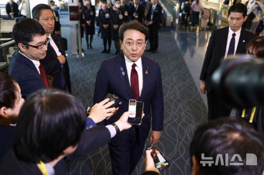 [도쿄=AP/뉴시스] 일본 무역 협상단을 이끄는 아카자와 료세이 경제재생상이 지난달 16일 도쿄 하네다 국제공항에서 출국길 만난 취재진과 기자회견 하고 있다. 2025.05.19.