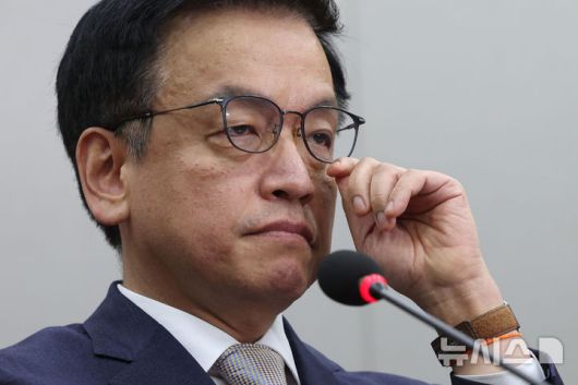 [서울=뉴시스] 권창회 기자 = 사진은 최상목 경제부총리 겸 기획재정부 장관이 지난달 16일 서울 여의도 국회에서 열린 법제사법위원회 전체회의 최상목탄핵 청문회에서 안경을 고쳐쓰고 있는 모습. 2025.04.16. kch0523@newsis.com