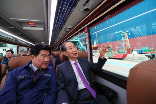 [울산=뉴시스] 최진석 기자 = 한덕수 대통령 권한대행 국무총리가 16일 HD현대중공업 울산 조선소에서 권오갑 회장의 설명을 들으며 시찰하고 있다. (사진=총리실 제공) 2025.04.16. photo@newsis.com *재판매 및 DB 금지