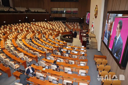 [서울=뉴시스] 조성우 기자 = 16일 오후 서울 여의도 국회에서 열린 제424회 국회(임시회) 제4차 본회의에서 교육·사회·문화에 관한 대정부질문이 진행 중인 가운데 빈자리가 다수 보인다. 2025.04.16. xconfind@newsis.com