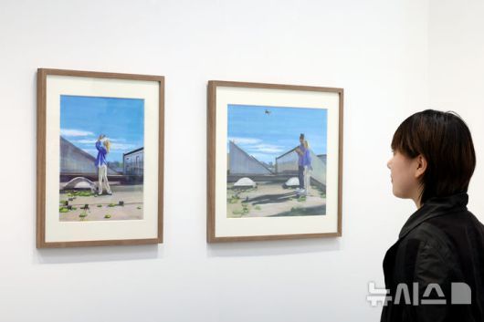 [서울=뉴시스] 박진희 기자 = 국제 갤러리는 16일 서울 강남구 코엑스에서 열린 제43회 화랑미술제 VIP 프리뷰 행사에 박지나 작가의 수채화 작품을 선보이고 있다. 2025 화랑미술제는 지난해 참여한 156개 갤러리를 넘어 역대 최대 규모로, 168개 국내 갤러리가 참여한다. 2025.04.16. pak7130@newsis.com