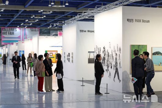 [서울=뉴시스] 박진희 기자 = 한국화랑협회는 16일 서울 강남구 코엑스에서 제43회 화랑미술제 VIP 프리뷰 행사를 갖고 국내 정상급 갤러리들의 작품을 선보이고 있다. 2025 화랑미술제는 지난해 참여한 156개 갤러리를 넘어 역대 최대 규모로, 168개 국내 갤러리가 참여한다. 2025.04.16. pak7130@newsis.com