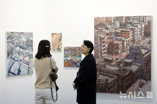 [서울=뉴시스] 박진희 기자 = 원혜경 선화랑 대표가 16일 서울 강남구 코엑스에서 열린 제43회 화랑미술제 VIP 프리뷰 행사에 방문한 관람객과 대화를 나누고 있다. 2025 화랑미술제는 지난해 참여한 156개 갤러리를 넘어 역대 최대 규모로, 168개 국내 갤러리가 참여한다. 2025.04.16. pak7130@newsis.com