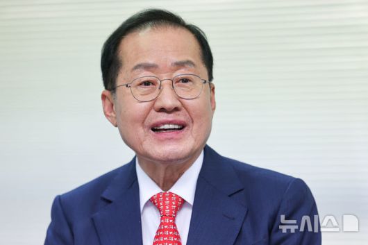 [서울=뉴시스] 권창회 기자 = 홍준표 제21대 대통령 선거 국민의힘 경선 후보가 지난 16일 서울 여의도 홍준표 선거사무실에서 뉴시스와 인터뷰를 하고 있다. 2025.04.17. kch0523@newsis.com