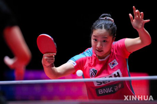 [마카오=신화/뉴시스] 신유빈이 16일(현지 시간) 중국 마카오 갤럭시 아레나에서 열린 2025 국제탁구연맹(ITTF) 월드컵 여자 단식 조별 리그 12조 2차전에서 사마라 엘리자베타(루마니아)와 경기하고 있다. 신유빈이 4-0(11-4 11-3 11-5 11-9)으로 승리해 2연승을 기록하며 조 1위로 16강에 진출했다. 2025.04.17.