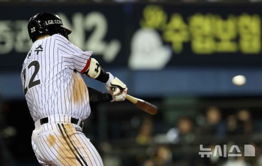 [서울=뉴시스] 고범준 기자 = 지난 16일 서울 송파구 잠실야구장에서 열린 2025 KBO리그 삼성 라이온즈와 LG 트윈스의 경기, 4회말 1사 1,2루 LG 김현수가 1타점 안타를 치고 있다. 2025.04.16. bjko@newsis.com