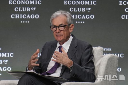 [시카고=AP/뉴시스] 제롬 파월 미국 연방준비제도(Fed·연준) 의장이 16일(현지 시간) 일리노이주 시카고에서 열린 시카고 경제클럽 주최 행사에 참석해 발언하고 있다. 파월 의장은 “도널드 트럼프 대통령이 지금까지 발표한 관세 인상 규모가 예상보다 크다”라며, 물가 상승과 경기 침체 위험이 동시에 제기돼 중앙은행인 연준이 딜레마에 빠질 수 있다고 우려했다. 2025.04.18.