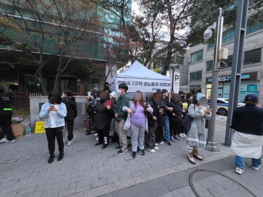 [서울=뉴시스] 고재은 수습기자 = 서울 성북구 하월곡동 일대 성매매 집결지, 이른바 '미아리텍사스' 에서 강제 철거를 당한 여성들이 17일 오전 성북구청 앞에서 천막농성을 벌이며 강하게 항의했다.2025.04.17. jeko@newsis.com *재판매 및 DB 금지
