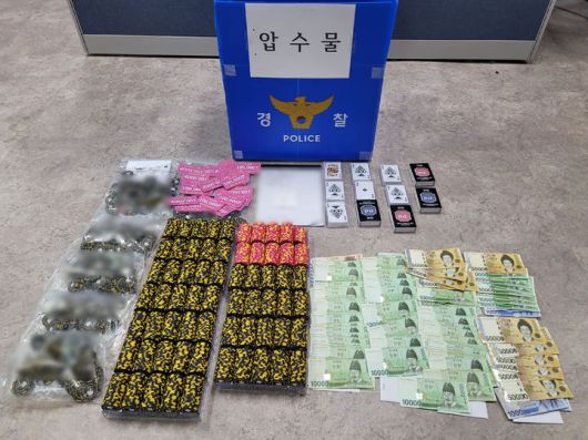 [부산=뉴시스] 홀덤펍 단속 당시 압수물 모습. (사진=부산경찰청 제공) 2025.04.17. photo@newsis.com *재판매 및 DB 금지