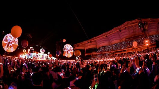 [고양=뉴시스] 세계적인 브릿팝 밴드 '콜드플레이(Coldplay)'가 16일 오후 경기 고양 고양종합운동장에서 두 번째 내한공연 '라이브 네이션 프레젠츠 콜드플레이 : 뮤직 오브 더 스피어스 딜리버드 바이 디에이치엘(LIVE NATION PRESENTS COLDPLAY : MUSIC OF THE SPHERES DELIVERED BY DHL)'을 펼치고 있다. 당일 5만명이 운집했다. 그간 고양종합운동장에서 콘서트를 연 스타들의 콘서트 수용인원은 3만명 안팎이었는데, 콜드플레이의 국내 인기를 새삼 실감케 했다. 콜드플레이는 18·19·22·24·25일에도 같은 무대에 오른다. 총 여섯 차례 공연으로 30만명을 모을 것으로 예상된다. 역대 내한공연 중 최대 규모로 최다 회차, 최다 관객 기록이다. (사진 = 라이브 네이션 코리아 제공) 2025.04.17. photo@newsis.com. *재판매 및 DB 금지