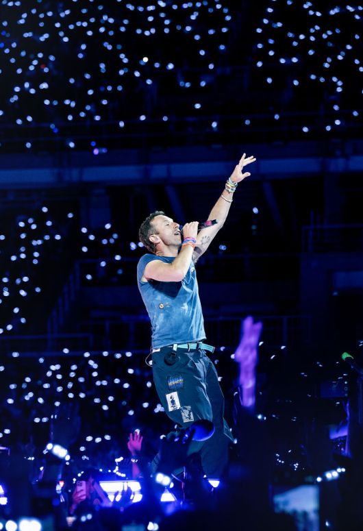 [고양=뉴시스] 세계적인 브릿팝 밴드 '콜드플레이(Coldplay)'가 16일 오후 경기 고양 고양종합운동장에서 두 번째 내한공연 '라이브 네이션 프레젠츠 콜드플레이 : 뮤직 오브 더 스피어스 딜리버드 바이 디에이치엘(LIVE NATION PRESENTS COLDPLAY : MUSIC OF THE SPHERES DELIVERED BY DHL)'을 펼치고 있다. 당일 5만명이 운집했다. 그간 고양종합운동장에서 콘서트를 연 스타들의 콘서트 수용인원은 3만명 안팎이었는데, 콜드플레이의 국내 인기를 새삼 실감케 했다. 콜드플레이는 18·19·22·24·25일에도 같은 무대에 오른다. 총 여섯 차례 공연으로 30만명을 모을 것으로 예상된다. 역대 내한공연 중 최대 규모로 최다 회차, 최다 관객 기록이다. (사진 = 라이브 네이션 코리아 제공) 2025.04.17. photo@newsis.com. *재판매 및 DB 금지