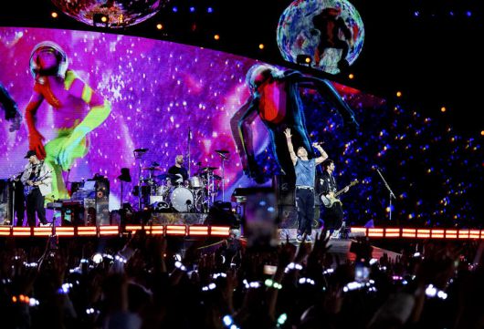 [고양=뉴시스] 세계적인 브릿팝 밴드 '콜드플레이(Coldplay)'가 16일 오후 경기 고양 고양종합운동장에서 두 번째 내한공연 '라이브 네이션 프레젠츠 콜드플레이 : 뮤직 오브 더 스피어스 딜리버드 바이 디에이치엘(LIVE NATION PRESENTS COLDPLAY : MUSIC OF THE SPHERES DELIVERED BY DHL)'을 펼치고 있다. 당일 5만명이 운집했다. 그간 고양종합운동장에서 콘서트를 연 스타들의 콘서트 수용인원은 3만명 안팎이었는데, 콜드플레이의 국내 인기를 새삼 실감케 했다. 콜드플레이는 18·19·22·24·25일에도 같은 무대에 오른다. 총 여섯 차례 공연으로 30만명을 모을 것으로 예상된다. 역대 내한공연 중 최대 규모로 최다 회차, 최다 관객 기록이다. (사진 = 라이브 네이션 코리아 제공) 2025.04.17. photo@newsis.com. *재판매 및 DB 금지