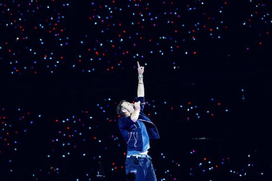 [고양=뉴시스] 세계적인 브릿팝 밴드 '콜드플레이(Coldplay)'가 16일 오후 경기 고양 고양종합운동장에서 두 번째 내한공연 '라이브 네이션 프레젠츠 콜드플레이 : 뮤직 오브 더 스피어스 딜리버드 바이 디에이치엘(LIVE NATION PRESENTS COLDPLAY : MUSIC OF THE SPHERES DELIVERED BY DHL)'을 펼치고 있다. 당일 5만명이 운집했다. 그간 고양종합운동장에서 콘서트를 연 스타들의 콘서트 수용인원은 3만명 안팎이었는데, 콜드플레이의 국내 인기를 새삼 실감케 했다. 콜드플레이는 18·19·22·24·25일에도 같은 무대에 오른다. 총 여섯 차례 공연으로 30만명을 모을 것으로 예상된다. 역대 내한공연 중 최대 규모로 최다 회차, 최다 관객 기록이다. (사진 = 라이브 네이션 코리아 제공) 2025.04.17. photo@newsis.com. *재판매 및 DB 금지