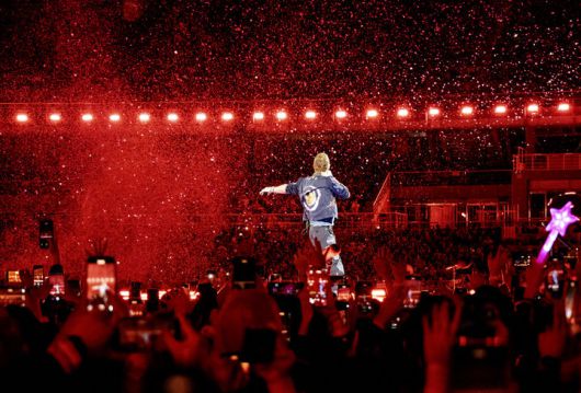 [고양=뉴시스] 세계적인 브릿팝 밴드 '콜드플레이(Coldplay)'가 16일 오후 경기 고양 고양종합운동장에서 두 번째 내한공연 '라이브 네이션 프레젠츠 콜드플레이 : 뮤직 오브 더 스피어스 딜리버드 바이 디에이치엘(LIVE NATION PRESENTS COLDPLAY : MUSIC OF THE SPHERES DELIVERED BY DHL)'을 펼치고 있다. 당일 5만명이 운집했다. 그간 고양종합운동장에서 콘서트를 연 스타들의 콘서트 수용인원은 3만명 안팎이었는데, 콜드플레이의 국내 인기를 새삼 실감케 했다. 콜드플레이는 18·19·22·24·25일에도 같은 무대에 오른다. 총 여섯 차례 공연으로 30만명을 모을 것으로 예상된다. 역대 내한공연 중 최대 규모로 최다 회차, 최다 관객 기록이다. (사진 = 라이브 네이션 코리아 제공) 2025.04.17. photo@newsis.com. *재판매 및 DB 금지