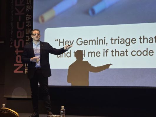 마크 존스톤 구글 클라우드 아태지역 보안·네트워킹·협업 부문 총괄이 NetSec-KR 2025에서 발표하고 있다.(사진=강은정 기자) *재판매 및 DB 금지