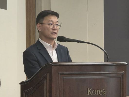 [서울=뉴시스] 강은정 수습기자 = 곽규태 교수가 한국프레스센터에서 열린 'AI 시대, 국가 ICT 정책의 패러다임 전환 방향' 토론회에서 강연하고 있다. 2025.04.17 eunduck@newsis.com *재판매 및 DB 금지