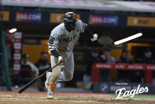 [서울=뉴시스] 프로야구 한화 이글스 플로리얼이 지난 17일 인천SSG랜더스필드에서 열린 2025 신한 쏠뱅크 KBO리그 SSG 랜더스와의 경기에서 안타를 치고 있다. (사진=한화 이글스 제공) 2025.04.17. *재판매 및 DB 금지