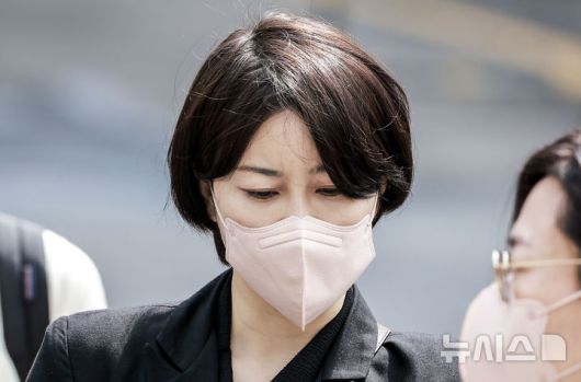 [서울=뉴시스] 정병혁 기자 = 음주운전 및 불법 숙박업 혐의로 재판에 넘겨진 문재인 전 대통령의 딸 문다혜 씨가 17일 서울 마포구 서울서부지방법원에서 열린 1심 선고기일을 마친 뒤 법원을 나오고 있다. 이날 서울서부지법 형사5단독 김형석 부장판사는 도로교통법상 음주운전·공중위생관리법 위반 혐의로 기소된 문다혜씨에게 벌금 1천500만원을 선고했다.2025.04.17. jhope@newsis.com