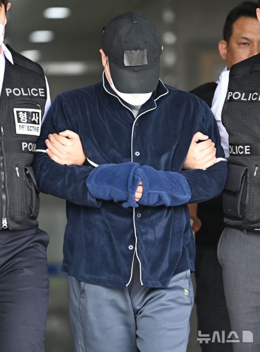 [용인=뉴시스] 김종택 기자 = 부모와 처자식 등 일가족 5명을 살해하고 극단적 선택을 시도한 가장 A씨가 구속 전 피의자 심문(영장실질심사)에 출석하기 위해 17일 경기도 용인동부경찰서 유치장을 나오고 있다. A씨는 지난 14일 경기도 용인시 한 아파트에서 80대 부모와 50대 아내, 10대와 20대 딸 등 일가족 5명을 수면제를 먹인 뒤 살해한 혐의로 경찰에 긴급 체포됐다. 2025.04.17. jtk@newsis.com