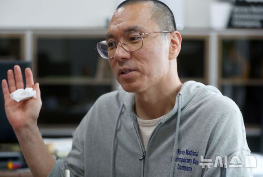 [서울=뉴시스] 김혜진 기자 = 국립현대무용단 '프로세스 인잇'(움직임 리서치 방법론)을 공동개발한 김성용 국립현대무용단 단장이 지난 16일 서울 서초구 예술의전당 오페라하우스에서 뉴시스와 인터뷰를 하고 있다. 2025.04.19. jini@newsis.com