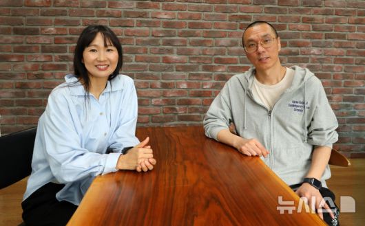 [서울=뉴시스] 김혜진 기자 = 국립현대무용단 '프로세스 인잇'(움직임 리서치 방법론)을 공동개발한 김미영(왼쪽) 작가와 김성용 국립현대무용단 단장이 지난 16일 서울 서초구 예술의전당 오페라하우스에서 뉴시스와 인터뷰에 앞서 포즈를 취하고 있다. 2025.04.19. jini@newsis.com