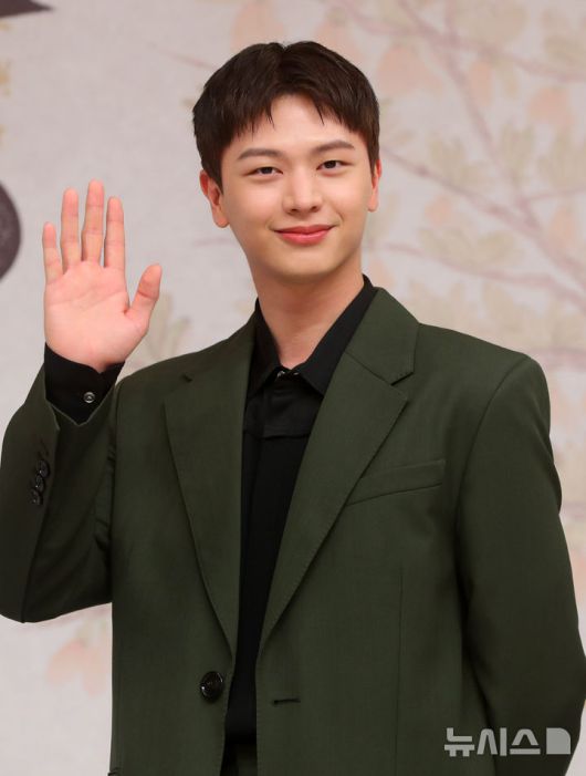 [서울=뉴시스] 김혜진 기자 = 배우 육성재가 17일 오후 서울 양천구 SBS 목동에서 열린 새 금토드라마 '귀궁' 제작발표회에서 포즈를 취하고 있다.'귀궁'은 영매의 운명을 거부하는 무녀 여리와 여리의 첫사랑 윤갑의 몸에 갇힌 이무기 강철이가 왕가에 원한을 품은 팔척귀에 맞닥뜨리며 몸과 혼이 단단히 꼬여버리는 육신 쟁탈 판타지 로코다. 2025.04.17. jini@newsis.com