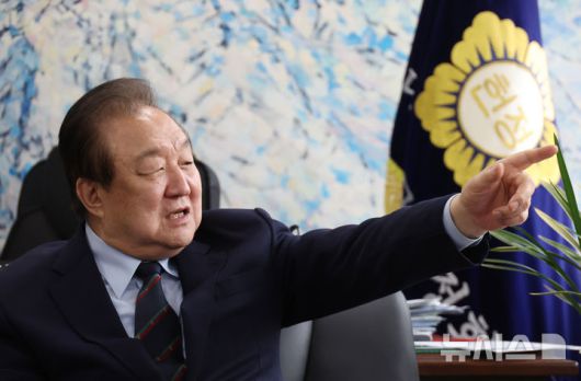 [서울=뉴시스] 고승민 기자 = 정대철 대한민국헌정회장이 서울 여의도 국회 헌정회관에서 뉴시스와 인터뷰를 하고 있다. 2025.04.18. kkssmm99@newsis.com