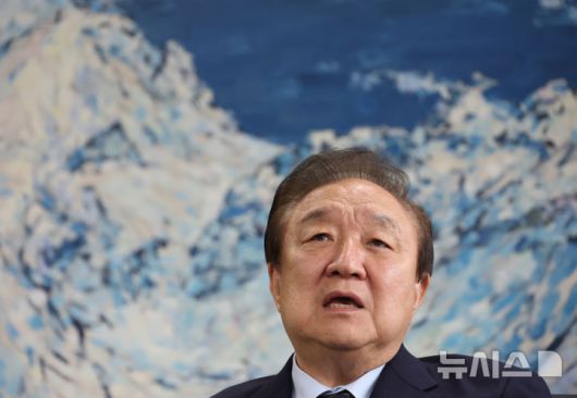 [서울=뉴시스] 고승민 기자 = 정대철 대한민국헌정회장이 서울 여의도 국회 헌정회관에서 뉴시스와 인터뷰를 하고 있다. 2025.04.18. kkssmm99@newsis.com