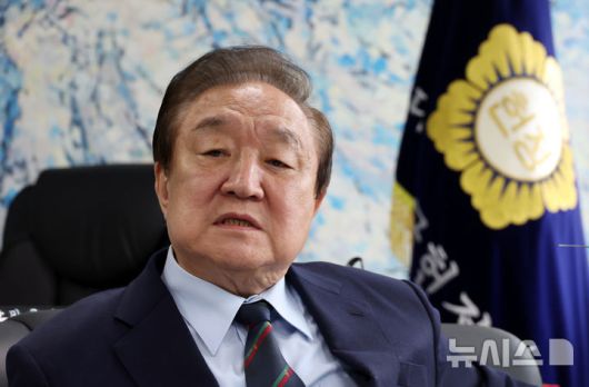 [서울=뉴시스] 고승민 기자 = 정대철 대한민국헌정회장이 서울 여의도 국회 헌정회관에서 뉴시스와 인터뷰를 하고 있다. 2025.04.18. kkssmm99@newsis.com