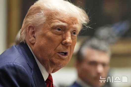 [워싱턴=AP/뉴시스]도널드 트럼프 미국 대통령이 17일(현지 시간) 백악관 캐비넷룸에서 조르자 멜로니 이탈리아 총리와 오찬회동을 하며 취재진 질문에 답하고 있다. 2025.04.18.