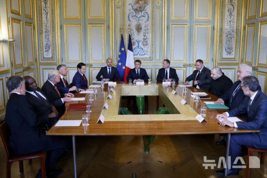 [파리=AP/뉴시스]지난 17일(현지 시간) 프랑스 파리 엘리제궁에서 에마뉘엘 마크롱 대통령 주재로 미국, 우크라이나, 영국, 독일 외교안보 당국자들이 회담하고 있다. 2025.04.23.