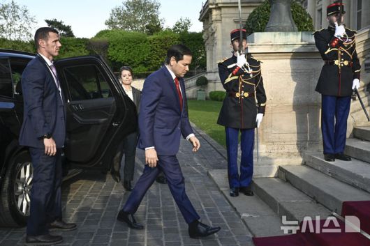 [AP/뉴시스] 마코 루비오 미 국무장관이 17일 유럽, 우크라 대표들과 만나기 전 프랑스의 장-노엘 바로 외무장관을 예방하고 있다.