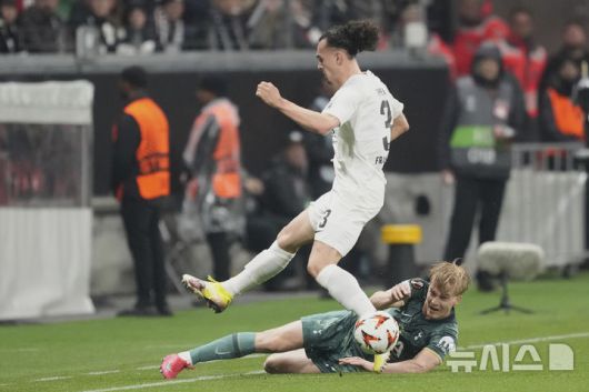 [프랑크푸르트=AP/뉴시스] 17일(현지 시간) 독일 프랑크푸르트의 도이체방크 파크에서 열린 2024-25 유럽축구연맹(UEFA) 유로파리그(UEL) 8강 토트넘 홋스퍼 대 아인라흐트 프랑크푸르트 2차전 경기에서 프랑크푸르트 아르투르 테아테와 토트넘 아치 그레이가 볼 다툼을 하고 있다. 손흥민이 부상으로 빠진 토트넘이 1-0으로 승리해 1,2차전 합계 2-1로 UEL 4강에 진출했다. 2025.04.18.