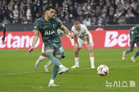 [프랑크푸르트=AP/뉴시스] 토트넘 홋스퍼(영국)의 도미닉 솔란케가 17일(현지 시간) 독일 프랑크푸르트의 도이체방크 파크에서 열린 2024-25 유럽축구연맹(UEFA) 유로파리그(UEL) 8강 2차전 아인라흐트 프랑크푸르트와 경기 전반 43분 페널티킥으로 선제 결승 골을 넣고 있다. 손흥민이 부상으로 빠진 토트넘이 1-0으로 승리해 1,2차전 합계 2-1로 UEL 4강에 진출했다. 2025.04.18.