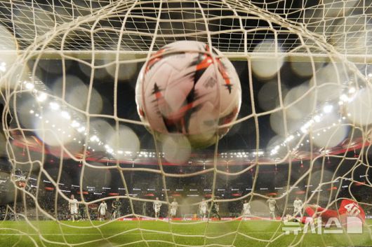 [프랑크푸르트=AP/뉴시스] 토트넘 홋스퍼(영국)의 도미닉 솔란케가 17일(현지 시간) 독일 프랑크푸르트의 도이체방크 파크에서 열린 2024-25 유럽축구연맹(UEFA) 유로파리그(UEL) 8강 2차전 아인라흐트 프랑크푸르트와 경기 전반 43분 페널티킥으로 선제 결승 골을 넣고 있다. 손흥민이 부상으로 빠진 토트넘이 1-0으로 승리해 1,2차전 합계 2-1로 UEL 4강에 진출했다. 2025.04.18.