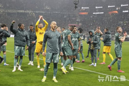 [프랑크푸르트=AP/뉴시스] 토트넘 홋스퍼(영국) 선수들이 17일(현지 시간) 독일 프랑크푸르트의 도이체방크 파크에서 열린 2024-25 유럽축구연맹(UEFA) 유로파리그(UEL) 8강 2차전 아인라흐트 프랑크푸르트와 경기를 승리로 마친 후 환호하고 있다. 손흥민이 부상으로 빠진 토트넘이 1-0으로 승리해 1,2차전 합계 2-1로 UEL 4강에 진출했다. 2025.04.18.