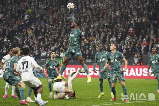 [프랑크푸르트=AP/뉴시스] 토트넘 홋스퍼(영국)의 케빈 단소(가운데)가 17일(현지 시간) 독일 프랑크푸르트의 도이체방크 파크에서 열린 2024-25 유럽축구연맹(UEFA) 유로파리그(UEL) 8강 2차전 아인라흐트 프랑크푸르트와 경기에서 헤딩을 하고 있다. 손흥민이 부상으로 빠진 토트넘이 1-0으로 승리해 1,2차전 합계 2-1로 UEL 4강에 진출했다. 2025.04.18.