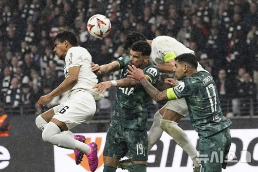 [프랑크푸르트=AP/뉴시스] 토트넘 홋스퍼(영국)의 도미닉 솔란케(가운데)가 17일(현지 시간) 독일 프랑크푸르트의 도이체방크 파크에서 열린 2024-25 유럽축구연맹(UEFA) 유로파리그(UEL) 8강 2차전 아인라흐트 프랑크푸르트와 경기에서 공중볼 다툼을 하고 있다. 손흥민이 부상으로 빠진 토트넘이 1-0으로 승리해 1,2차전 합계 2-1로 UEL 4강에 진출했다. 2025.04.18.