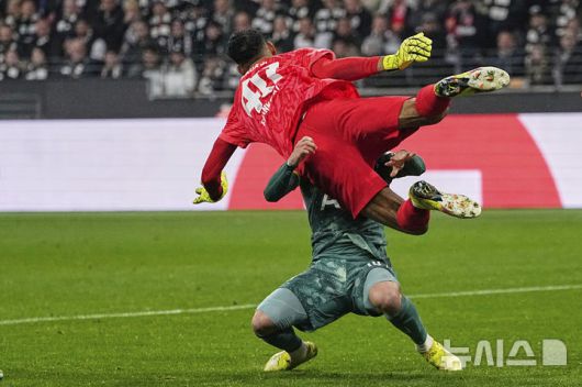 [프랑크푸르트=AP/뉴시스] 토트넘 홋스퍼(영국)의 제임스 매디슨(오른쪽)이 17일(현지 시간) 독일 프랑크푸르트의 도이체방크 파크에서 열린 2024-25 유럽축구연맹(UEFA) 유로파리그(UEL) 8강 2차전 아인라흐트 프랑크푸르트와 경기 중 상대 골키퍼 카우앙 산투스와 충돌하며 페널티킥(PK)을 얻어내고 있다. 도미닉 솔란케가 이 PK를 결승 골로 만들며 1-0으로 승리해 토트넘은 1,2차전 합계 2-1로 UEL 4강에 진출했다. 2025.04.18.