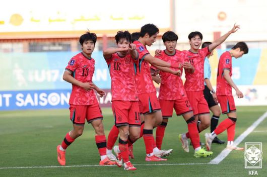 [서울=뉴시스] 한국 17세 이하(U-17) 축구대표팀의 오하람(왼쪽에서 두 번째). (사진=대한축구협회 제공)