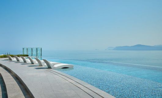 [서울=뉴시스] 시그니엘 부산 야외 수영장 전경. (사진=호텔롯데) 2025.04.18. photo@newsis.com  *재판매 및 DB 금지