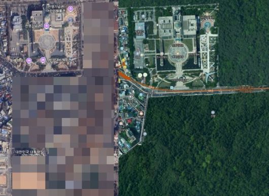 [서울=뉴시스] 서울 용산구 대통령실과 전쟁기념관 위성지도 사진 비교. 구글 어스(왼쪽)에서는 대통령실 위치와 시설물 사진이 정확히 노출된 가운데 네이버 지도(오른쪽)에서는 보안시설로 분류돼 가림 처리돼 있다. 구글 어스 위성사진은 보안을 위해 기자가 직접 모자이크처리했다. (사진=구글 어스, 네이버 지도 캡처) *재판매 및 DB 금지