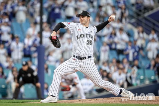 [서울=뉴시스] 프로야구 롯데 자이언츠 터커 데이비슨이 18일 대구 삼성라이온즈파크에서 열린 2025 신한 쏠뱅크 KBO리그 삼성 라이온즈와의 경기에 선발 등판해 공을 던지고 있다. (사진=롯데 자이언츠 제공) 2025.04.18.