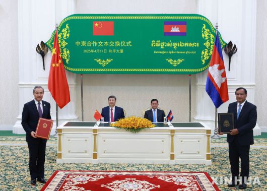 [프놈펜=신화/뉴시스] 시진핑 중국 국가주석과 훈 마넷 캄보디아 총리가 17일 캄보디아 프놈펜 평화궁에서 회담을 마친 뒤 양국 협력문서 교환식에 참석했다. 2025.04.18