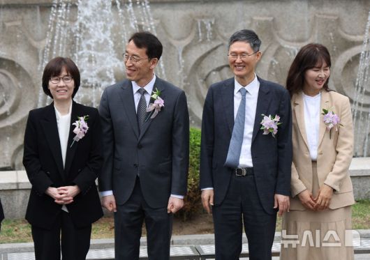 [서울=뉴시스] 김명년 기자 = 문형배 헌법재판소장 권한대행과 이미선 헌법재판관이 18일 오전 서울 종로구 헌법재판소에서 열린 퇴임식을 마치고 환하게 웃고 있다. 2025.04.18. kmn@newsis.com