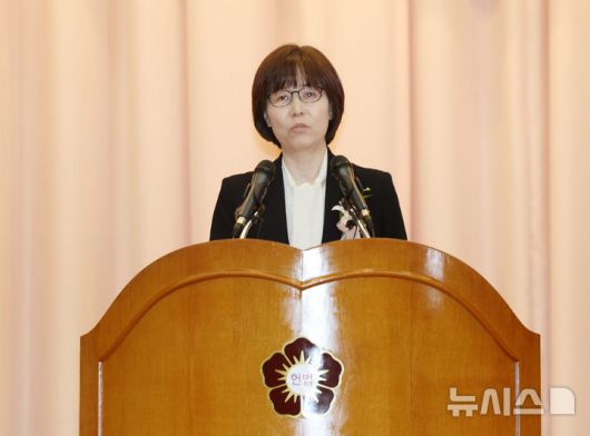 [서울=뉴시스] 김명년 기자 = 이미선 헌법재판관이 18일 오전 서울 종로구 헌법재판소에서 열린 퇴임식에서 퇴임사를 하고 있다. 2025.04.18. kmn@newsis.com