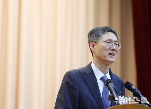 [서울=뉴시스] 김명년 기자 = 문형배 헌법재판소장 권한대행이 18일 오전 서울 종로구 헌법재판소에서 열린 퇴임식에서 퇴임사하고 있다. 2025.04.18. kmn@newsis.com