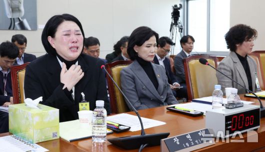 [서울=뉴시스] 조성우 기자 = 지난 4월 18일 서울 여의도 국회에서 고 오요안나 MBC 기상캐스터 사망 사건 관련 현안질의 등을 위해 열린 과학기술정보방송통신위원회 전체회의에서 고 오요안나 어머니 장연미 씨가 눈물을 흘리며 의원 질의에 답변하고 있다. 오른쪽부터 박미나 MBC 경영본부장, 이진숙 방송통신위원장, 고 오요안나 어머니 장연미 씨. 2025.04.18. xconfind@newsis.com